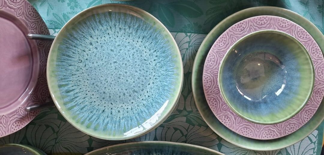 Aan tafel met portazul aardewerk 2