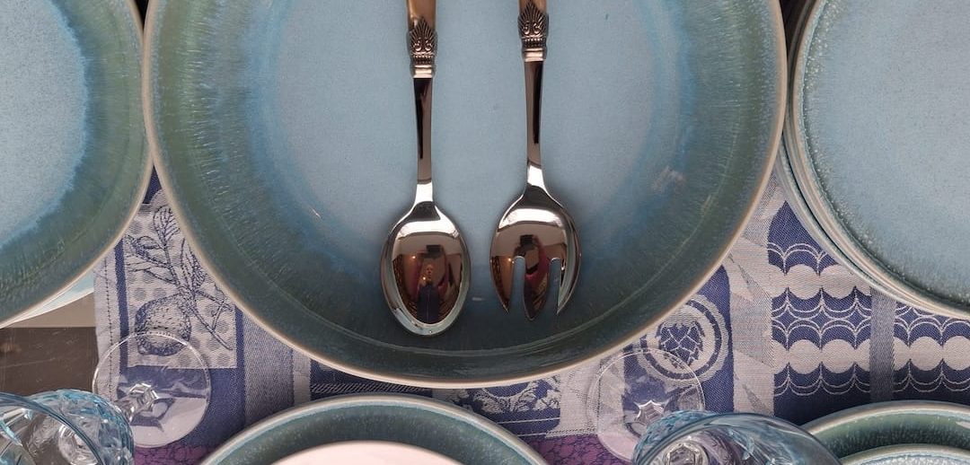 Aan tafel met portazul aardewerk 5