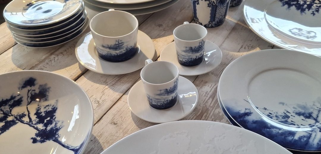 Aan tafel met portazul aardewerk 6